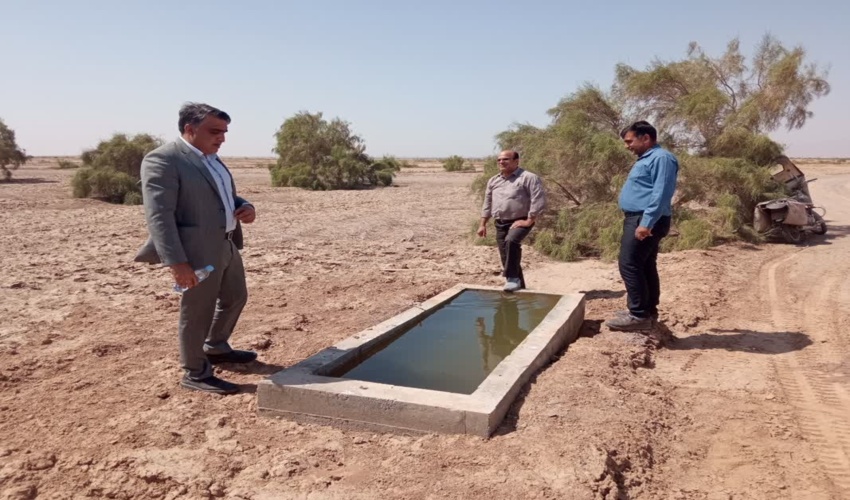 بازدید کارشناسان امور بیابان اداره کل منابع طبیعی و آبخیزداری استان از پروژه ساخت و نصب آبشخور شمال اردکان