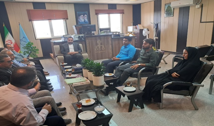 دیدارکارکنان اداره منابع طبیعی وآبخیزداری با رئیس دادگستری و دادستان شهرستان ابرکوه به مناسبت هفته قوه قضاییه