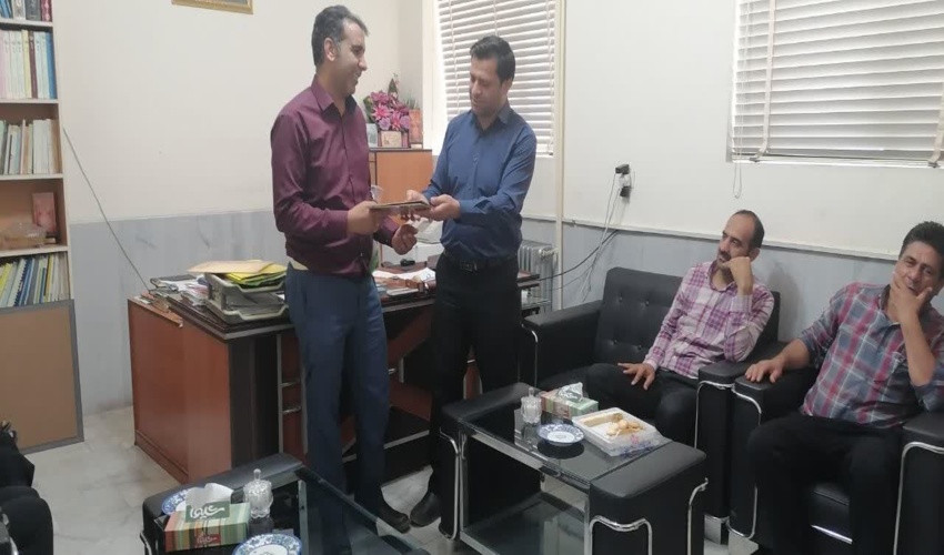 به پاس زحمات همکاران ارجمند و به یمن ازدواجشان به رسم تبریک و یاد بود با اهدای هدیه و لوح سپاس تقدیر شد. 