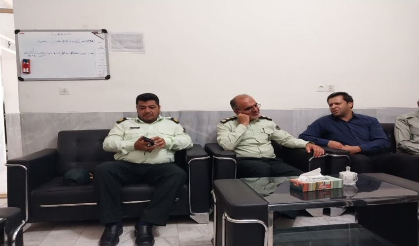 رئیس اداره منابع طبیعی با فرماندهی نیروی انتظامی این شهرستان دیدار وگفتگو کردند .