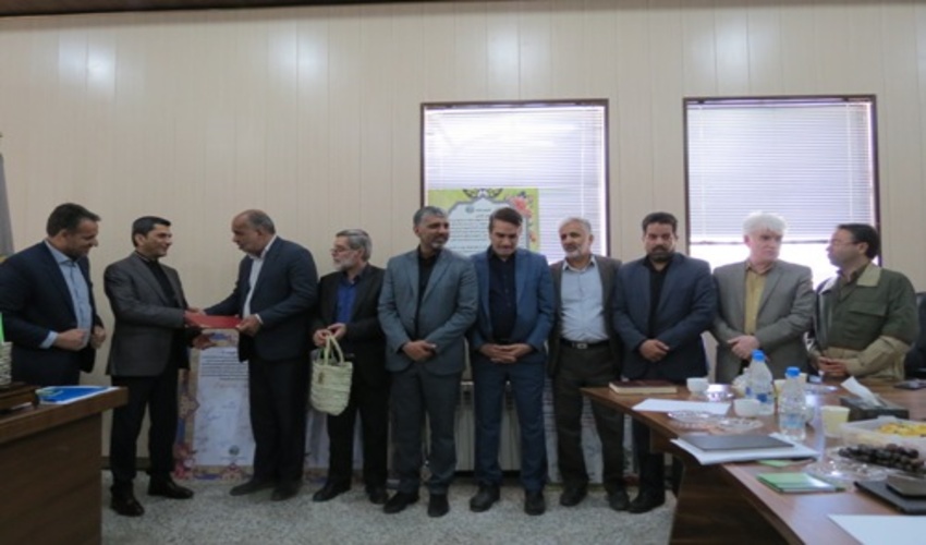 به مناسبت روز جهانی جنگلبان: از معاون حفاظت و امور اراضی سازمان منابع طبیعی و آبخیزداری کشور در شهرستان بافق تقدیر شد