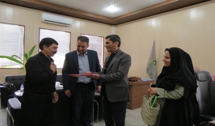 به مناسبت روز جهانی جنگلبان:  از پیشکسوت و بازنشسته اداره منابع طبیعی و آبخیزداری شهرستان بافق با اهداء لوح سپاس تقدیر شد