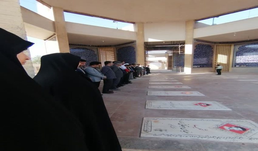 آیین غبار روبی و عطر افشانی قبور مطهر شهدای شهرستان اشکذر به مناسبت آغاز هفته دولت  در گلزار شهدای این شهرستان 