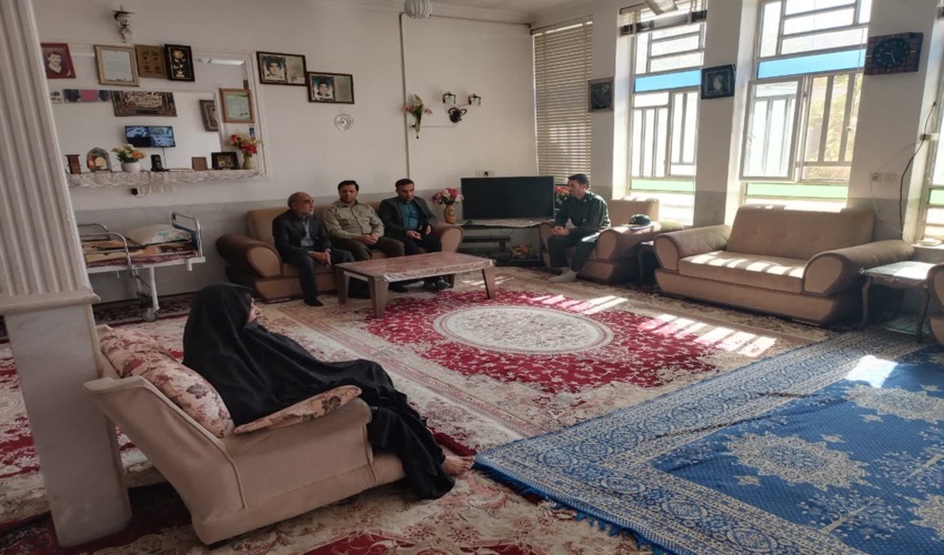 دیدار رئیس اداره منابع طبیعی و آبخیزداری شهرستان مهریز با خانواده شهدا 