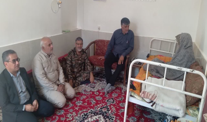 دیدار کارکنان اداره منابع طبیعی وآبخیزداری شهرستان ابرکوه با خانواده معززشهدادرهفته دفاع مقدس