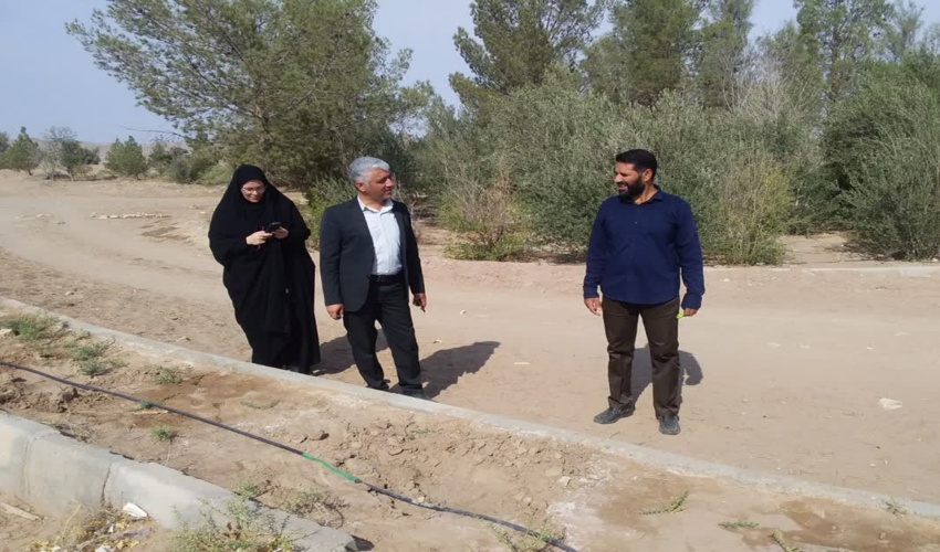 بازدید رئیس اداره منابع طبیعی و آبخیزداری شهرستان اشکذر از روستای حاجی اباد شهرستان در راستای طرح مردمی کاشت یک ‌میلیارد درخت