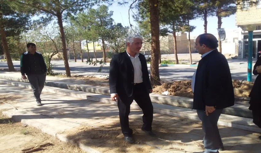 بازدید رئیس اداره منابع طبیعی و آبخیزداری شهرستان اشکذر  از درخت کاری های انجام گرفته توسط شهرداری مجومرد 