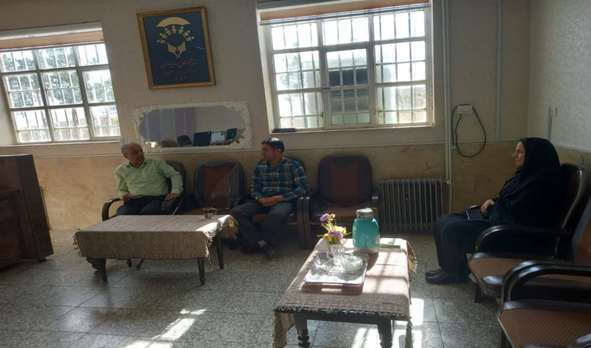 جلسه مشترک کارشناسان اداره منابع طبیعی وآبخیزداری ومدیر مدرسه استثنایی شهرستان ابرکوه 