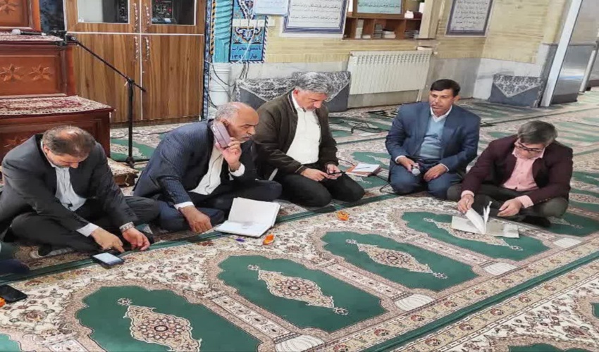 برگزاری میز خدمت با حضور نماینده مجلس و ادارات شهرستان در محل روستاهای علی آباد و کریم آباد شهرستان بهاباد 