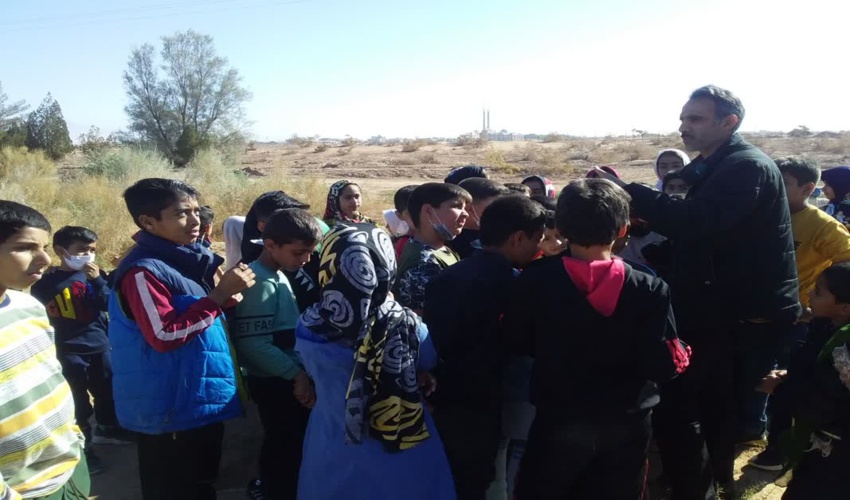 حضور دانش آموزان مدرسه ابتدایی حسن آباد رستاق شهرستان در نهالستان اداره منابع طبیعی و آبخیزداری شهرستان اشکذر