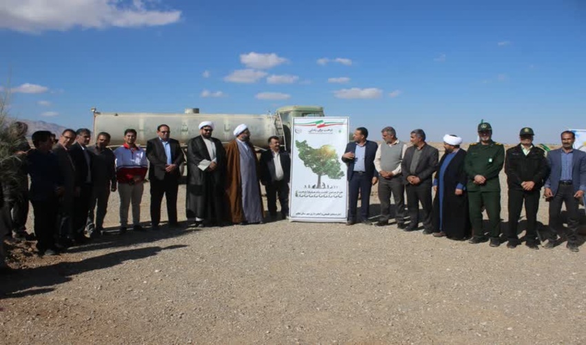 اجرای پویش نهالکاری در شهرستان خاتم در راستای طرح مردمی کاشت یک میلیارد درخت 