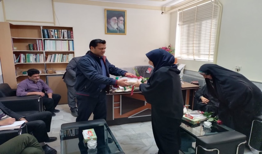 به مناسبت ولادت حضرت فاطمه(س) و هفته بزرگداشت مقام زن رئیس اداره منابع طبیعی و آبخیزداری شهرستان مهریز از بانوان شاغل در اداره تجلیل نمودند