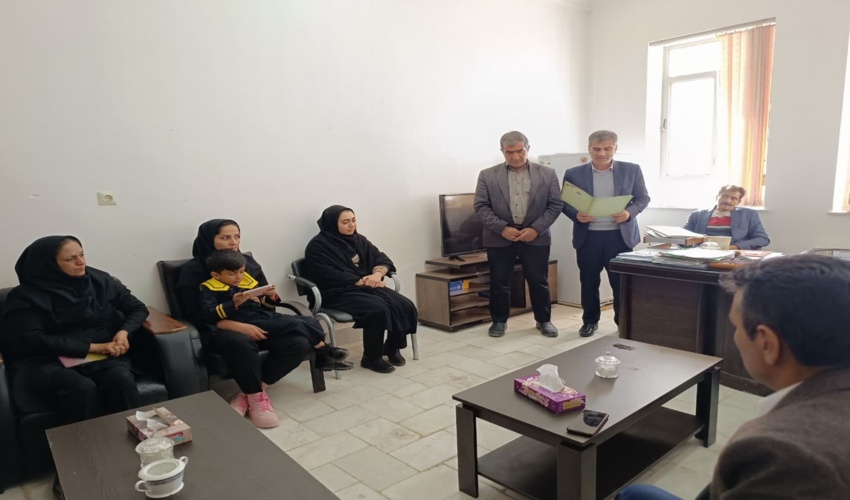 تجلیل از بانوان در اداره منابع طبیعی و آبخیزداری شهرستان خاتم به مناسبت گرامیداشت روز زن و مقام شامخ مادر