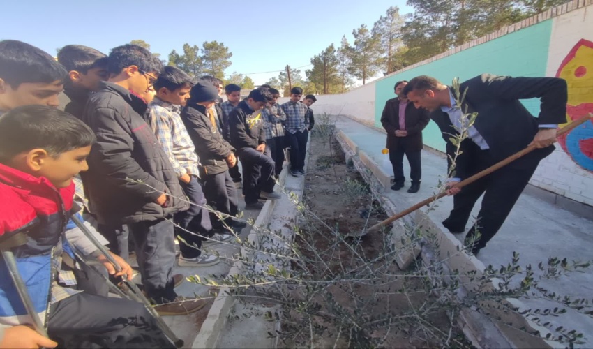 نهال کاری در مدرسه علوی شهرستان بهاباد 