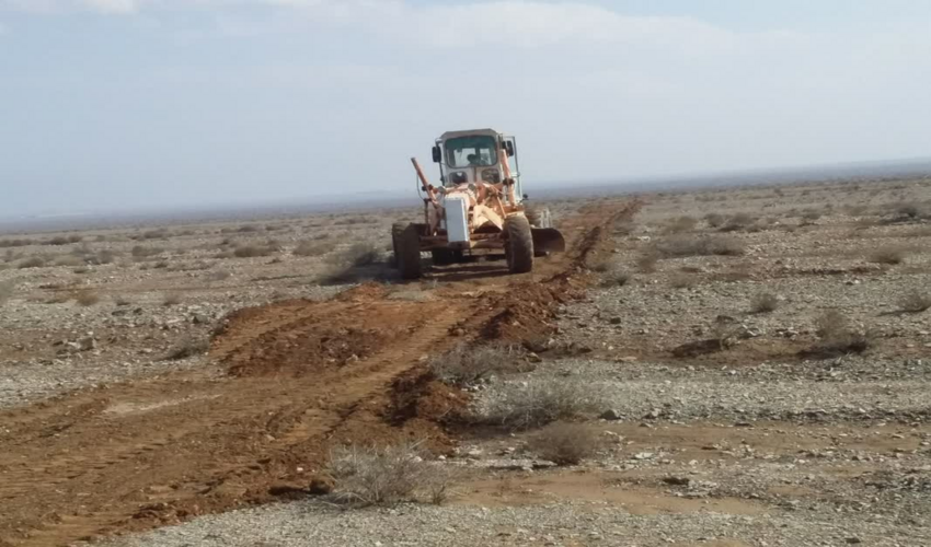  آبگیری چاله های کشت نهال طرح مردمی کاشت یک میلیارد درخت در شهرستان اشکذر 