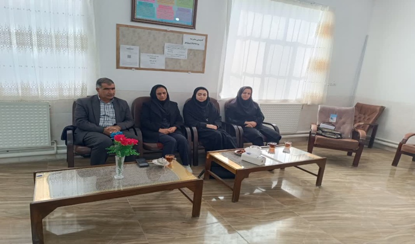 بازدید رئیس اداره منابع طبیعی و آبخیزداری شهرستان خاتم از چند مدرسه در شهرستان 