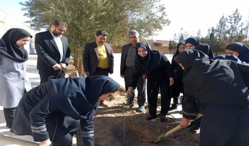 غرس نهال در مدرسه سمیه  شهرستان خاتم