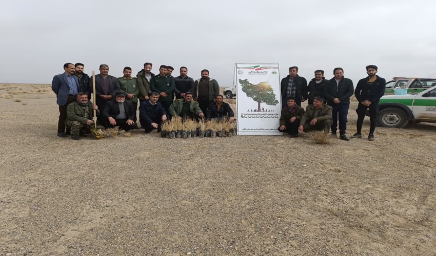 اجرای پویش نهالکاری در شهرستان خاتم با حضور پرسنل و بسیجیان