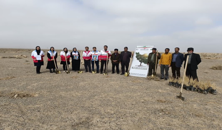 اجرای پویش نهالکاری با همکاری جمعیت هلال احمر شهرستان خاتم