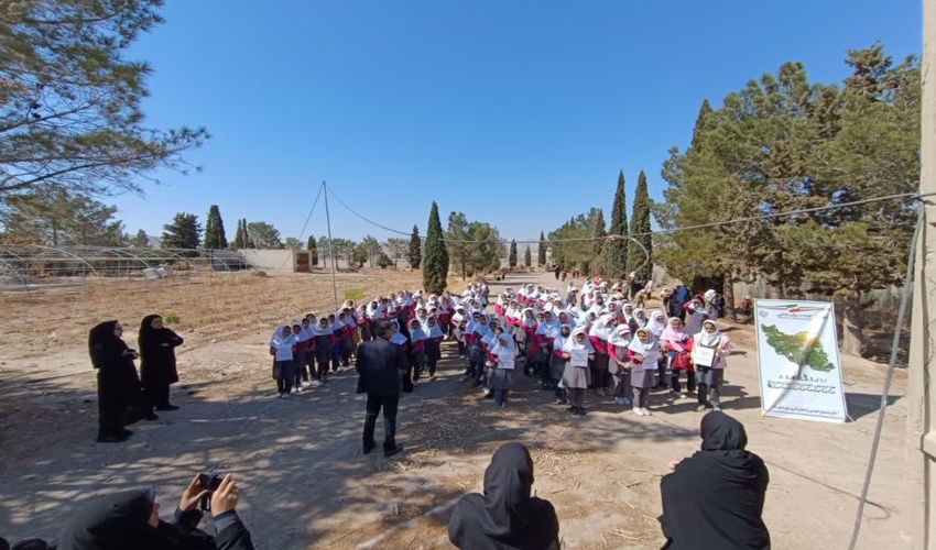 بازدید علمی ۲۵۰ نفر از دانش آموزان شهرستان خاتم از نهالستان اداره به مناسبت دومین روز از هفته منابع طبیعی