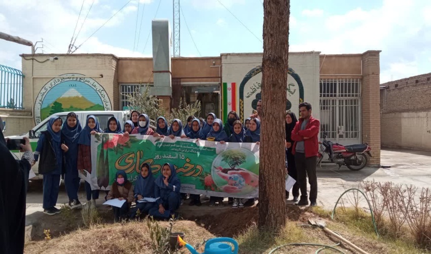 بازدید دانش آموزان مدرسه شهید بهابادی از اداره منابع طبیعی و آبخیزداری شهرستان بهاباد