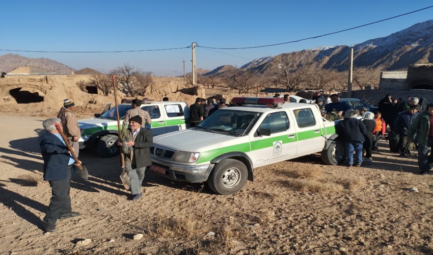 اجرای پویش نهال کاری در دهستان تنگ چنار با حضور پرسنل اداره منابع طبیعی و آبخیزداری شهرستان مهریز و خانواده های محترمشان