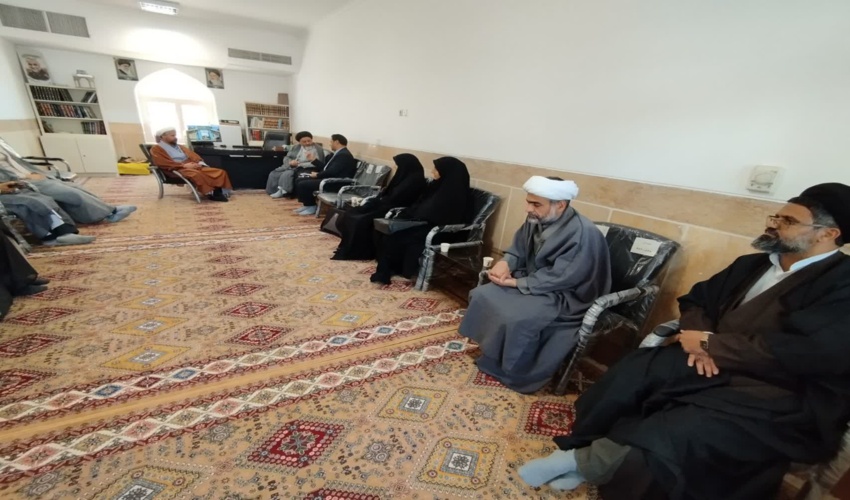 حضور رئیس و پرسنل اداره منابع طبیعی و آبخیزداری شهرستان مهریز به مناسبت هفته منابع طبیعی در حوزه علمیه شهرستان