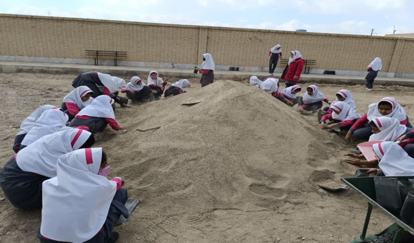 آغاز عملیات اجرایی تولید نهال در مدارس شهرستان خاتم به مناسبت پنجمین روز از هفته منابع طبیعی