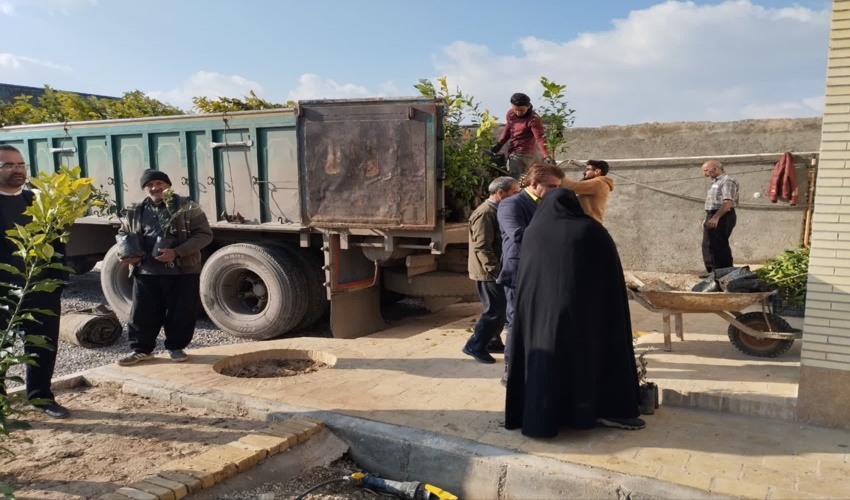 توزیع رایگان ۱۰۰۰۰ نهال نارنج و زیتون به مناسبت فرارسیدن هفته منابع طبیعی در محل اداره منابع طبیعی و آبخیزداری شهرستان مهریز