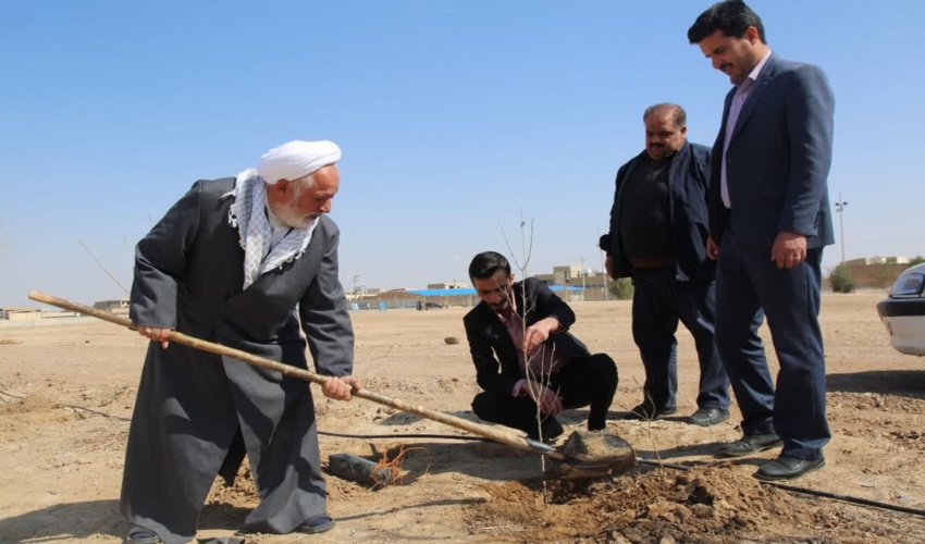 غرس نهال در دو  ورزشگاه شهرستان میبد در هفته منابع طبیعی