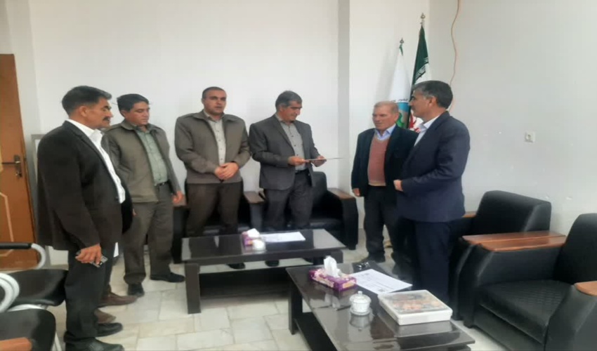تجلیل از پیشکسوت حفاظت از انفال و منابع طبیعی شهرستان خاتم