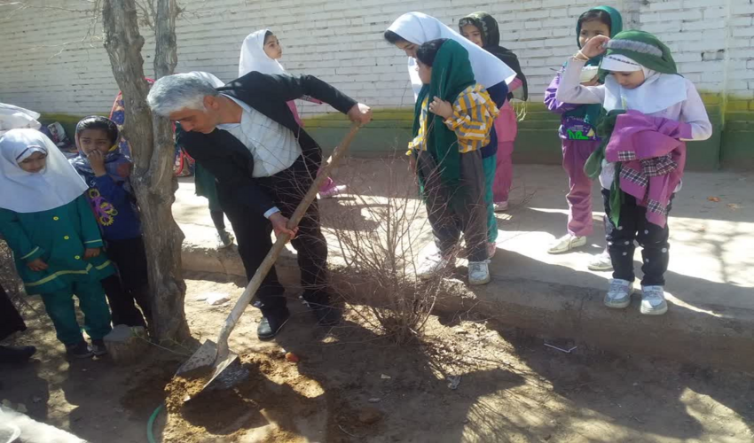 گرامی داشت هفته منابع طبیعی با کشت نهال و اهداء لوح تقدیر از طرف مدیرکل منابع طبیعی وآبخیزداری استان یزد به معلمان مدرسه فاطمه الزهرا مجومرد شهرستان ا
