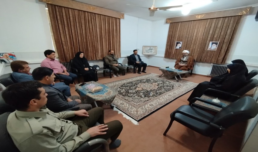 نشست صمیمی پرسنل اداره منابع طبیعی و آبخیزداری شهرستان مهریز با امام جمعه محترم به مناسبت فرارسیدن هفته منابع طبیعی 