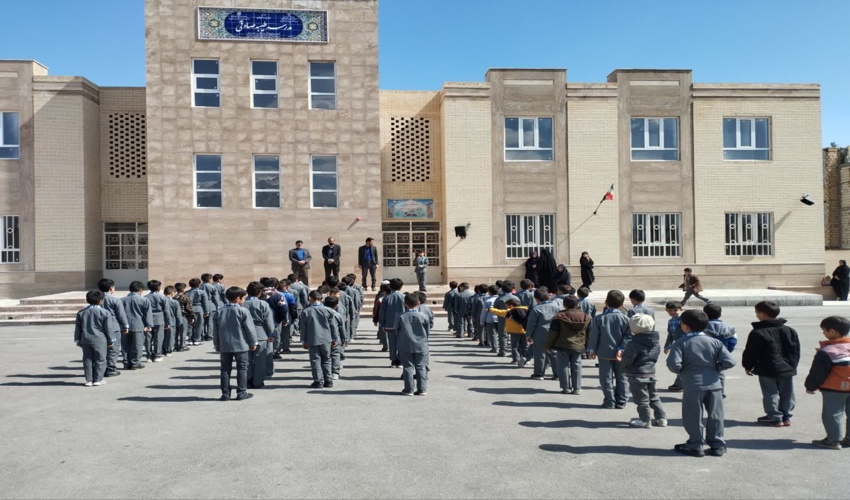 کاشت درخت به مناسبت بزرگداشت هفته منابع طبیعی در مدرسه ابتدایی طیبه صادقی شهرستان مهریز