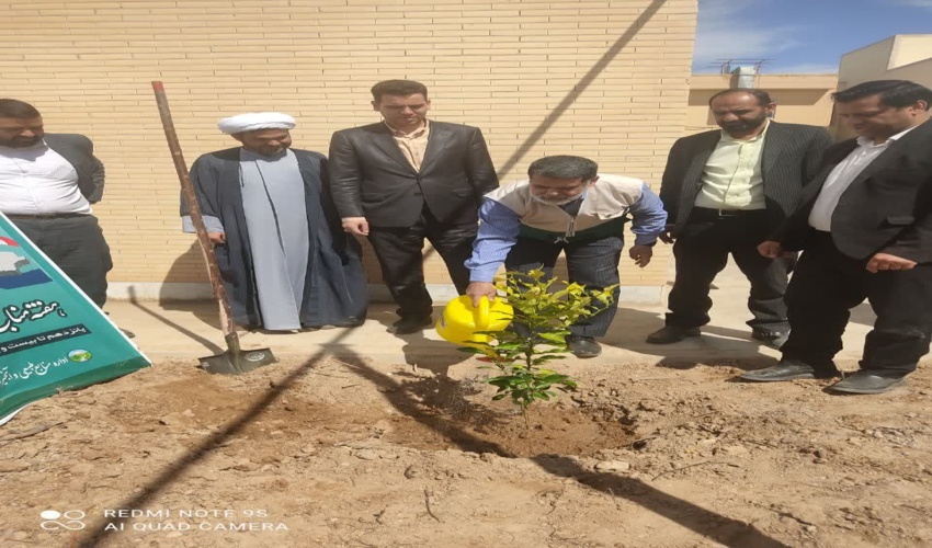 به مناسبت روز حفاظت، منابع طبیعی و قانون روسای دادگستری و منابع طبیعی شهرستان مهریز اقدام به کاشت نهال نمودند