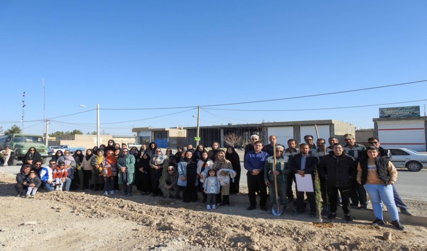 آیین درختکاری با مشارکت دوستداران وهمیاران طبیعت درشهرستان ابرکوه