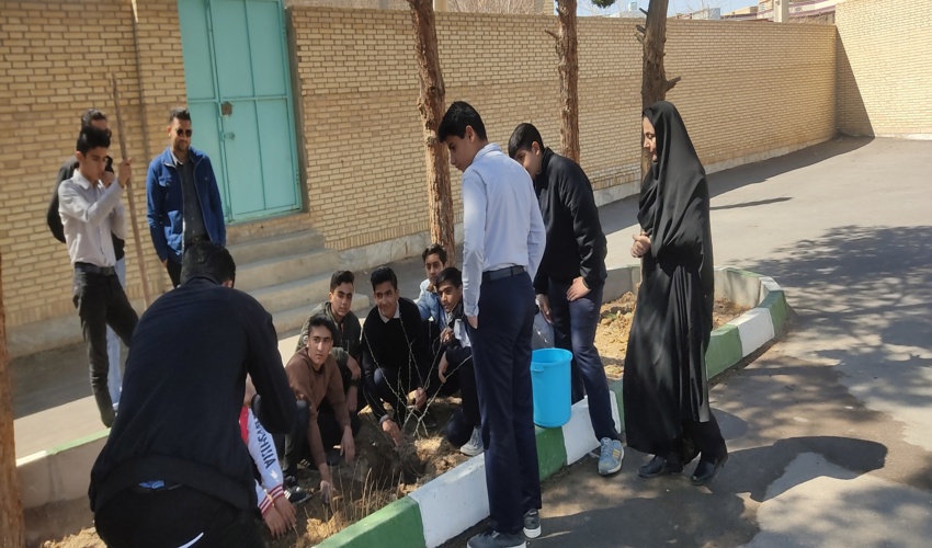 آموزش کاشت نهال باحضورکارشناسان منابع طبیعی درراستای طرح شهید مرادی درشهرستان ابرکوه