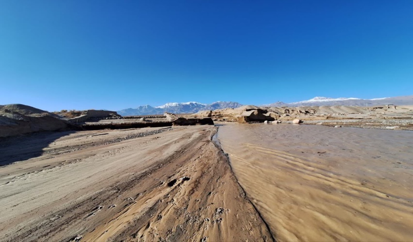 مرمت موقت سرریز بند رسوب گیر پخش سیلاب دهانه فخرآباد شهرستان مهریز