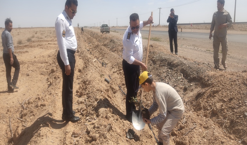 کاشت ووقف نهال درروز طبیعت باتاسی به سیره نورانی حضرت امیرالمومنین علی(ع) دربخش مرکزی شهرستان ابرکوه