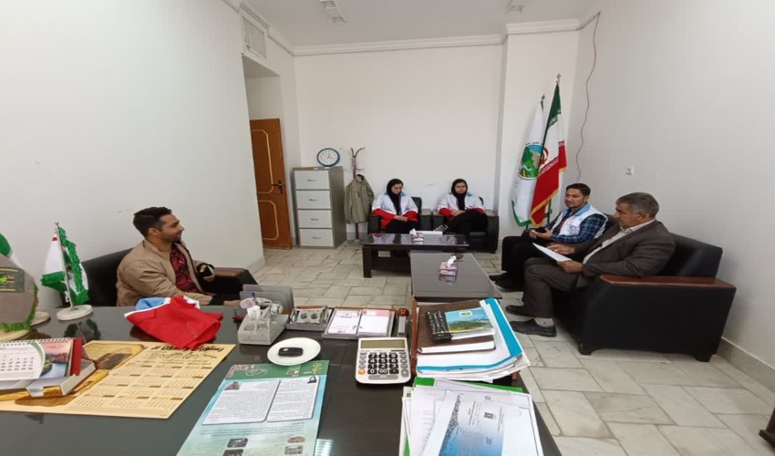 دیدار عیدانه تعدادی از پرسنل جمعیت هلال احمر با رئیس اداره منابع طبیعی و آبخیزداری شهرستان خاتم