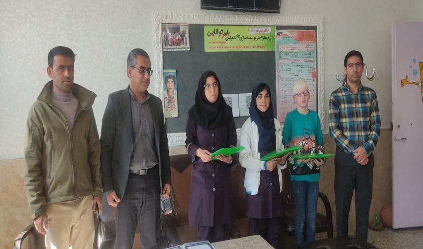 کاشت نهال درجمع همیاران طبیعت مدرسه استثنایی ایثاردرراستای طرح شهیدمرادی شهرستان ابرکوه