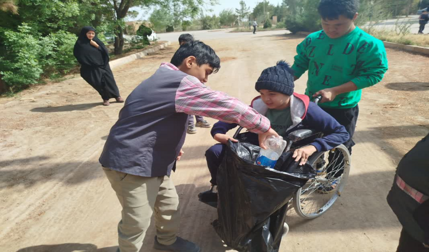 حضور دانش آموزان آموزشگاه استثنایی شادی در نهالستان اداره منابع طبیعی وآبخیزداری شهرستان اشکذر
