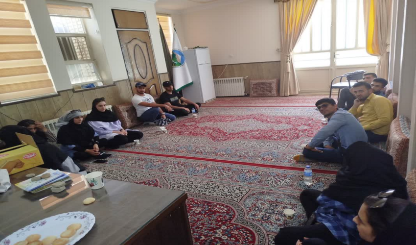 دیدار دوستانه دانشجویان شهرکرد و آقای دکتر امینی کارشناس بیابان اداره کل  با سرپرست اداره منابع طبیعی وآبخیزداری شهرستان اشکذر