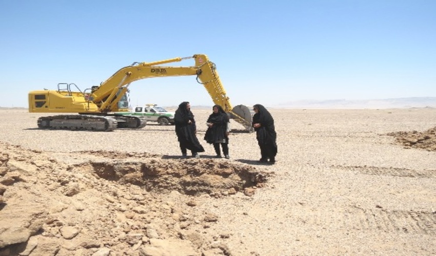 بازدید از عملیات چاله کنی و نهالکاری 400 هکتاری نخلستان هوشمند شهرداري بافق (طرح مردمی کاشت یک میلیارد درخت) 