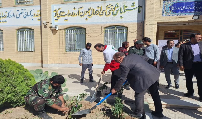 نهال کاری همزمان با آغاز باز گشایی مدارس در مراسم نمادین زنگ مهر و ایثار در دبیریستان دخترانه شهیددر علی اسلامیه شهرستان تفت در روز یکشنبه اول مهرماه 