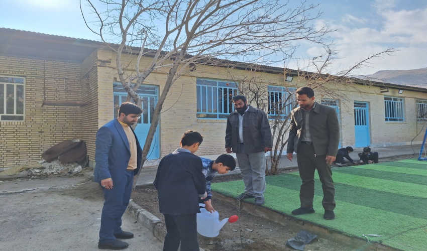 برگزاری پویش نهال کاری سراسری "به نام پدر " توسط اداره منابع طبیعی و آبخیزداری شهرستان تفت در مدرسه ایثار این شهرستان در روز دوشنبه مورخ ۱۴۰۳/۱۰/۲۴