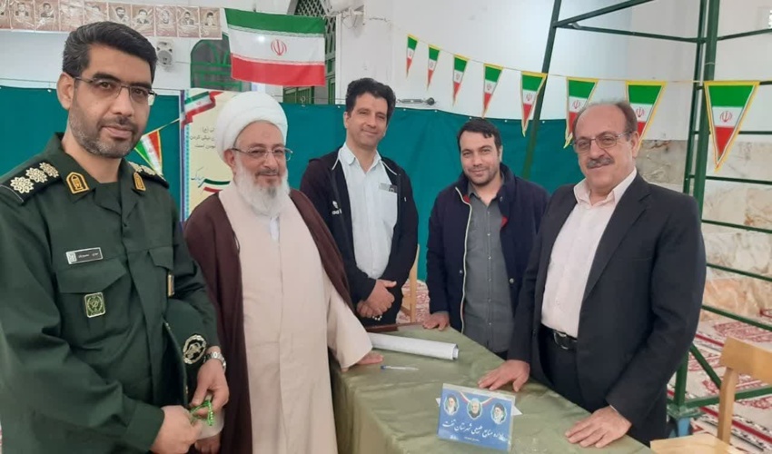 برگزاری میز خدمت اداره منابع طبیعی و آبخیزداری شهرستان تفت با حضور رئیس و کارشناسان اداره در نماز جمعه مصلی قدس این شهرستان