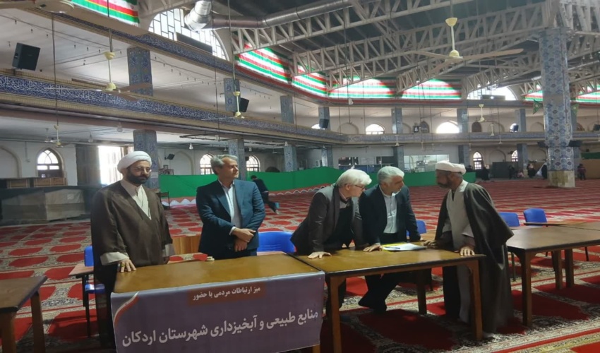 برپایی میز ارتباطات مردمی در شهرستان اردکان با حضور مدیرکل منابع طبیعی استان یزد 