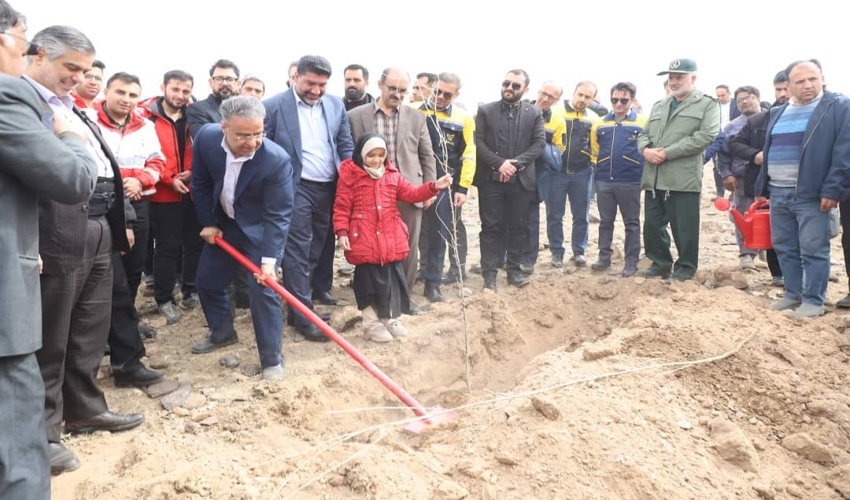 غرس  نهال و امضای عهدنامه با طبیعت در محل سایت پروژه آهن اسفنجی شرکت سنگ آهن مرکزی ایران بافق 