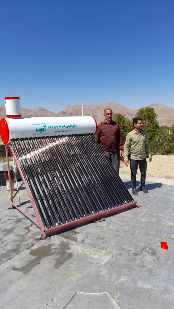 تأمین و نصب شش دستگاه آبگرمکن خورشیدی در روستاهای محدوده طرح ترسیب کربن در شهرستان های خاتم و مروست به صورت مشارکتی